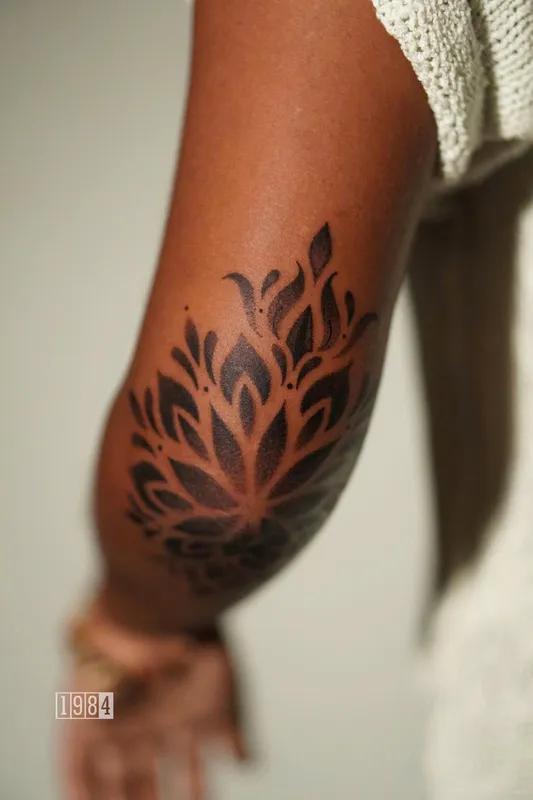 1984 studio - Mandala - Hand