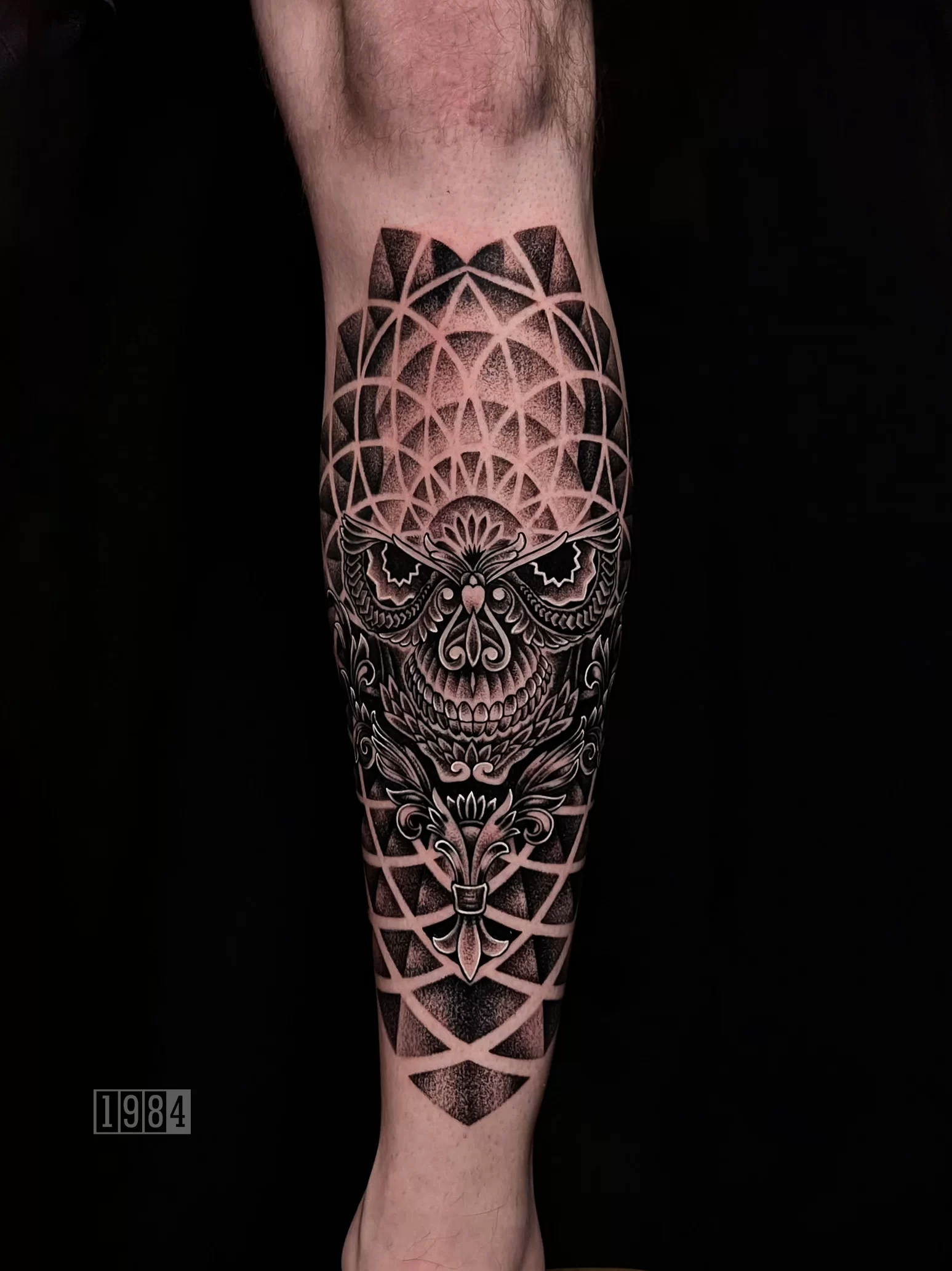 Blackwork - Mandala - Leg
