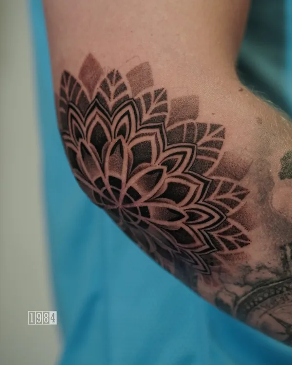 1984 studio - Mandala - Hand