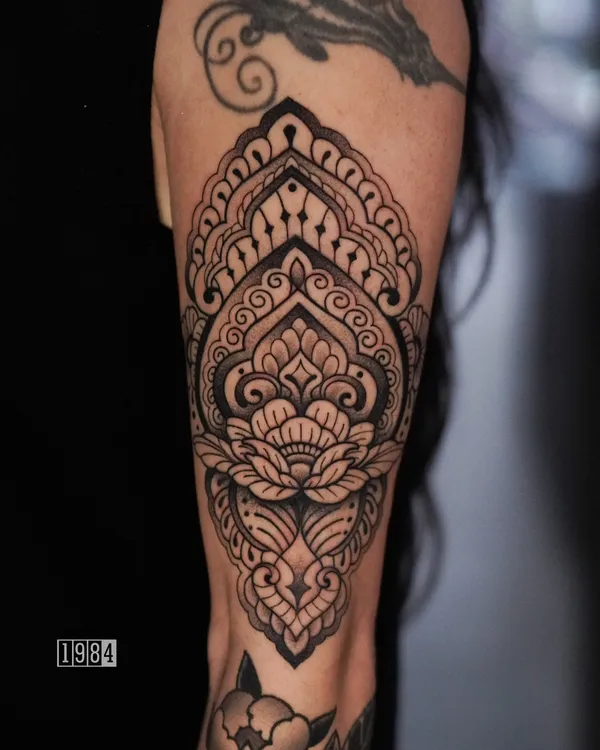 1984 studio - Mandala - Hand