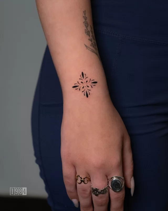 1984 Studio - Minimalistic - Arm