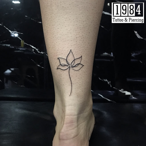 30 Stunning Single Line Tattoo Ideas