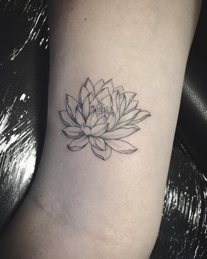 Lotus flower tattoo  Brazos tatuados Tatuajes budistas Tatuajes  impresionantes