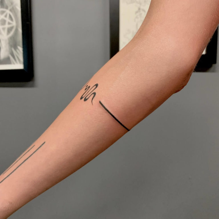 13 SECRETLY GORGEOUS ARMBAND TATTOO THAT YOU’LL LOVE