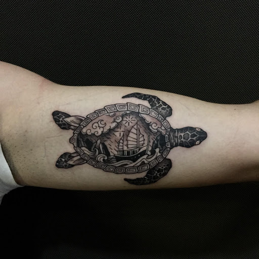 Horichou - Finished up this turtle for Mike @stevestontattoocompany only a  little bit more and the leg sleeve is complete too. #turtle #irezumi #water  #waves #sakura #cherryblossom #hoju #jewel #wind #color #blackandgrey #