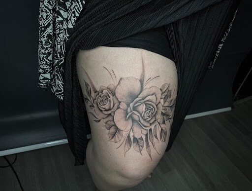 roses tattoos on thigh