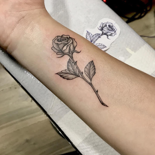 Update more than 140 black rose side tattoo best