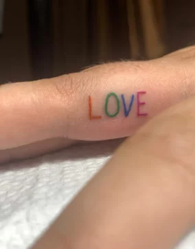 Hình xăm chữ Love đáng yêu