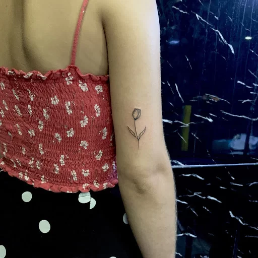Hình xăm hoa nhỏ cho nữ trên cánh tay