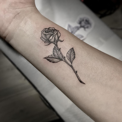 Hình xăm hoa hồng mini ở cổ tay