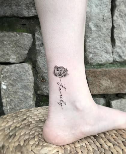 Hình xăm hoa hồng ở cổ chân