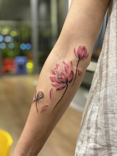 Hình xăm hoa sen đẹp ở cánh tay